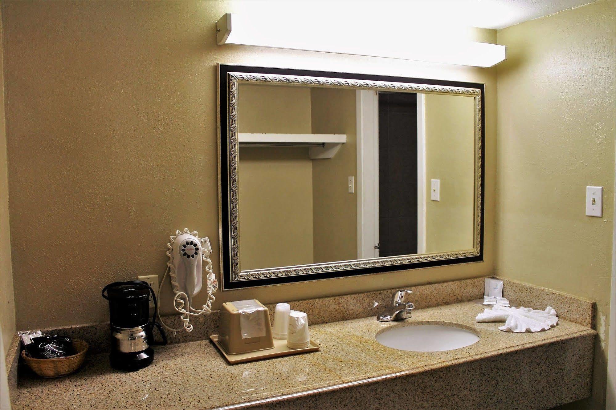 Continental Inn And Suites Nacogdoches Tx Sfa University Downtown Экстерьер фото